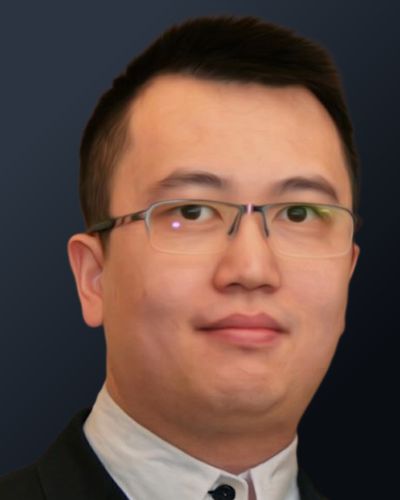 AI 与自动化顾问 Him Yip(叶谦信),身穿深色西装外套和白色衬衫,深蓝色背景肖像照